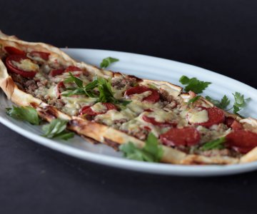 Sucuklu Kaşarlı Pide