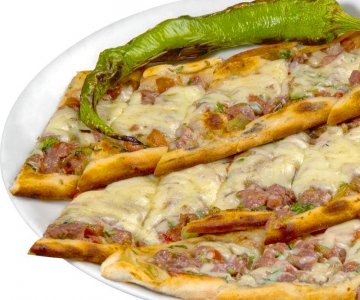 Kuşbaşılı Kaşarlı Pide