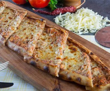 Kıymalı Kaşarlı Pide